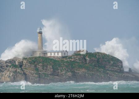 Faro di Mouro Island con onde forti Foto Stock