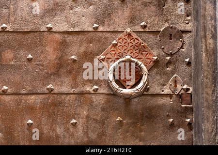 Türklopfer aus Metall, a Finalborgo, finale Ligure, Riviera di Ponente, Ligurien, Italien, Europa | Metal door knocker, Finalborgo, finale Ligure, R. Foto Stock