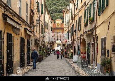 Altstadt und Stadttor porta testa in Finalborgo, finale Ligure, Riviera di Ponente, Ligurien, Italien, Europa | Centro storico con porta testa Foto Stock