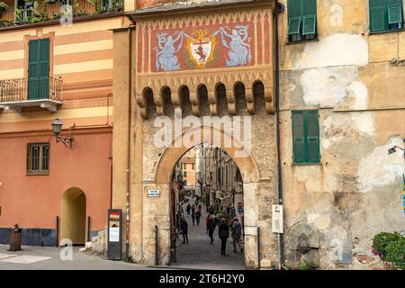 Stadttor porta testa in Finalborgo, finale Ligure, Riviera di Ponente, Ligurien, Italien, Europa | porta testa porta città a Finalborgo, finale Ligure Foto Stock