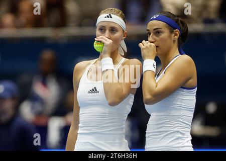 Le tenniste Kristina Mladenovic e Caroline Garcia (fra) in azione durante il girone finale della Billie Jean King Cup 2023, squadra mondiale femminile Ten Foto Stock