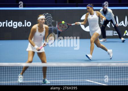 Le tenniste Kristina Mladenovic e Caroline Garcia (fra) in azione durante il girone finale della Billie Jean King Cup 2023, squadra mondiale femminile Ten Foto Stock