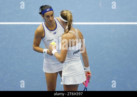 Le tenniste Kristina Mladenovic e Caroline Garcia (fra) in azione durante il girone finale della Billie Jean King Cup 2023, squadra mondiale femminile Ten Foto Stock