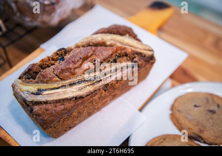 pane alla banana con pasta madre su piatto al caffè. Prodotti da forno fatti in casa Foto Stock