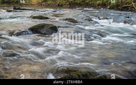 Vista autunnale del fiume Barle che si getta sulle rocce vicino a Dulverton nell'Exmoor National Park, Somerset, Inghilterra, Regno Unito Foto Stock