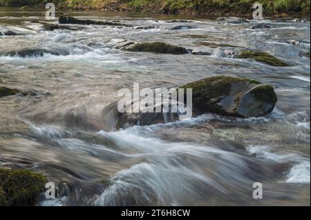 Vista autunnale del fiume Barle che si getta sulle rocce vicino a Dulverton nell'Exmoor National Park, Somerset, Inghilterra, Regno Unito Foto Stock