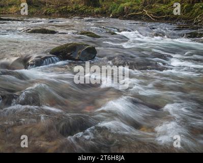 Vista autunnale del fiume Barle che si getta sulle rocce vicino a Dulverton nell'Exmoor National Park, Somerset, Inghilterra, Regno Unito Foto Stock