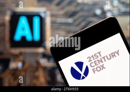 In questa illustrazione fotografica, la multinazionale americana dei mass media, il logo della Twenty-First 21st Century Fox, è visibile su uno smartphone con un chip e un simbolo di intelligenza artificiale (ai) sullo sfondo. Foto Stock