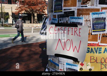 Il cessate il fuoco è ora scritto a mano su un chiosco nel centro di Ann Arbor, Michigan, USA Foto Stock