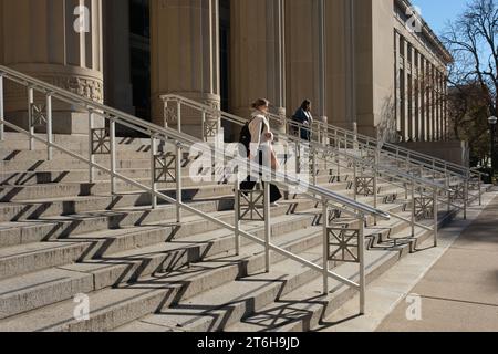 Angell Hall presso l'Università del Michigan, con gli studenti che camminano giù per le scale Foto Stock