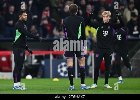 MONACO DI BAVIERA, GERMANIA - 8 NOVEMBRE: Serge Gnabry, Frans Kratzig del Bayern Monaco durante la partita di UEFA Champions League tra FC Bayern Monaco e Galata Foto Stock