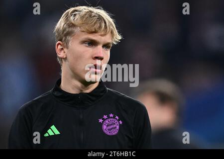 MONACO DI BAVIERA, GERMANIA - 8 NOVEMBRE: Frans Kratzig del Bayern Monaco guarda durante la partita di UEFA Champions League tra il Bayern Monaco e il Galatasaray Foto Stock