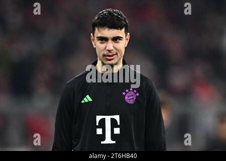 MONACO DI BAVIERA, GERMANIA - 8 NOVEMBRE: Aleksandar Pavlovic del Bayern Monaco durante la partita di UEFA Champions League tra il Bayern Monaco e il Galatasaray A. Foto Stock