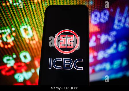 Polonia. 10 novembre 2023. In questa immagine, sullo smartphone viene visualizzato un logo ICBC con percentuali di borsa sullo sfondo. (Foto di Omar Marques/SOPA Images/Sipa USA) **** esclusivamente a scopo editoriale *** credito: SIPA USA/Alamy Live News Foto Stock