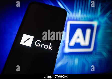 Polonia. 10 novembre 2023. In questa foto viene visualizzato un logo Grok su uno smartphone con il simbolo dell'intelligenza artificiale sullo sfondo. (Foto di Omar Marques/SOPA Images/Sipa USA) **** esclusivamente a scopo editoriale *** credito: SIPA USA/Alamy Live News Foto Stock