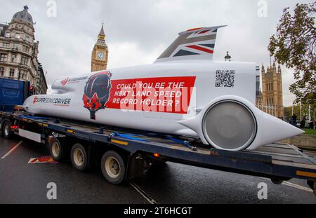 Londra, Regno Unito. 10 novembre 2023. Il Bloodhound è guidato da Westminster. "Race to Greatness: Bloodhound Land Speed record driver Search" è una campagna emozionante e accattivante che mira a trovare un nuovo pilota per l'iconica vettura Bloodhound Land Speed record. L'attuale record mondiale di velocità su terra di 763,035 mph (1.227,985 km/h) è stato stabilito oltre 20 anni fa da un team britannico tra cui il pilota della Bloodhound LSR Andy Green. L'obiettivo è quello di stabilire un nuovo record di oltre 800 km/h. Credito: Karl Black/Alamy Live News Foto Stock