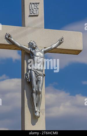 Subotica, Serbia - 1 agosto 2022: Scultura in argento Gesù Cristo alla crocifissione crociata simbolo di religione cristiana. Foto Stock