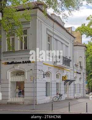 Subotica, Serbia - 1 agosto 2022: Edificio degli uffici della banca Raiffeisen in Piazza della libertà nel centro città, giorno d'estate. Foto Stock