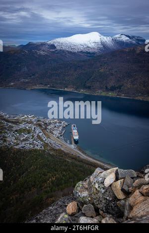 Guardando il porto norvegese di Andalsnes Foto Stock