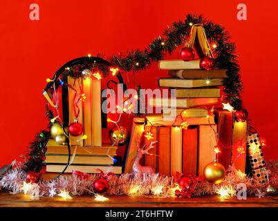 Regalare audiolibri per natale, impilare libri af, cuffie vintage e decorazioni natalizie, spazio gratuito per le copie. Foto Stock