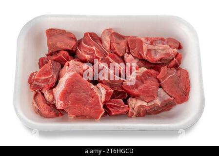 Carne di manzo rossa cruda a cubetti per goulash o stufato crudo in vassoio di plastica per uso alimentare Isolato su sfondo bianco. Tracciato di ritaglio incluso Foto Stock