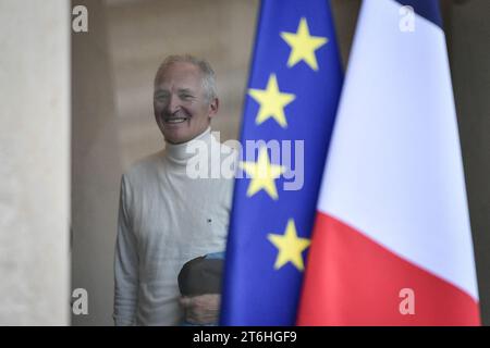 Parigi, Francia. 10 novembre 2023. Il giornalista francese Christian Jeanpierre guarda all'Elysee Palace di Parigi, il 10 novembre 2023. Foto di Firas Abdullah/ABACAPRESS.COM credito: Abaca Press/Alamy Live News Foto Stock