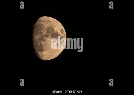 Emisfero lunare con una superficie visibile e bellissimi crateri nel cielo notturno. Foto Stock