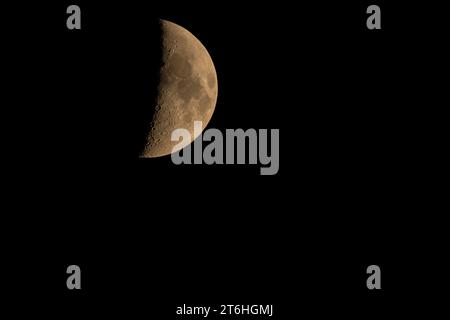 Emisfero lunare con una superficie visibile e bellissimi crateri nel cielo notturno. Foto Stock