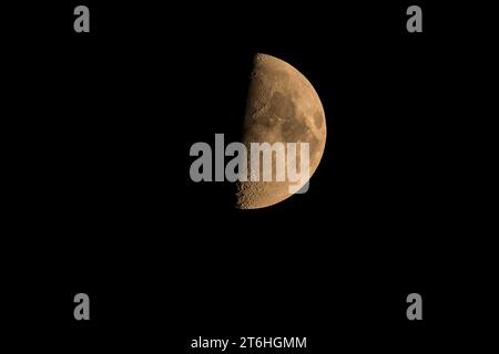 Emisfero lunare con una superficie visibile e bellissimi crateri nel cielo notturno. Foto Stock