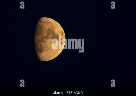 Emisfero lunare con una superficie visibile e bellissimi crateri nel cielo notturno. Foto Stock