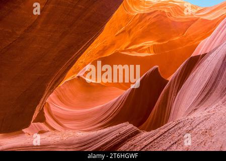 Forme d'onda erose nelle pareti di alto livello del Lower Antelope Canyon, Page, Arizona Foto Stock