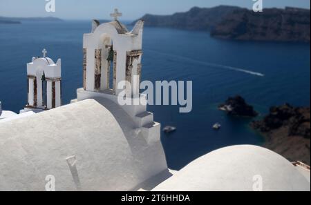 Vista dall'alto e Chiesa delle Campane di Fira, Santorini, Grecia Foto Stock