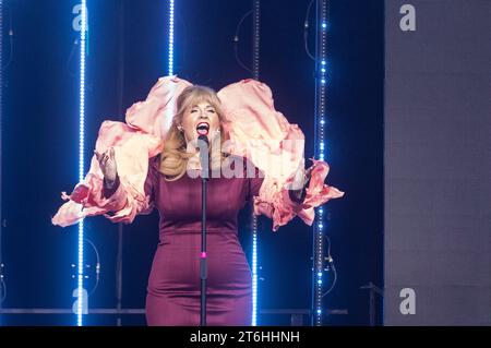 Köln Schlagersängerin Maite Kelly am 09.11.2023 in Köln beim Auftaktkonzert ihrer Tournee Die Happy Show - Live 2023 am 09.11.2023 in Köln *** la cantante pop di Colonia Maite Kelly il 09 11 2023 a Colonia al concerto di apertura del suo tour Die Happy Show Live 2023 il 09 11 2023 a Colonia Copyright: xGerhardxWingenderx/xEibner-Pressx EP GWR Foto Stock