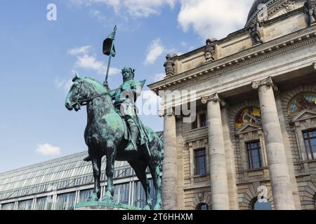 Monaco di Baviera, Germania - 5 aprile 2023: Statua equestre di fronte alla Bayrische Staatskanzlei vicino a Hofgarten. La Staatskanzlei è l'agenzia statale di B Foto Stock