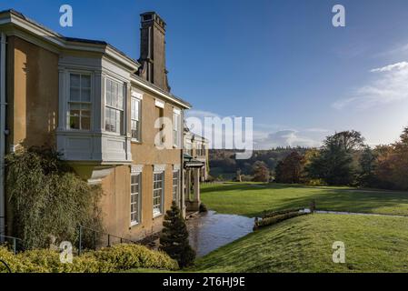 Vista posteriore di Polesden Lacey dopo la pioggia e il sole esce in un freddo giorno di novembre Foto Stock