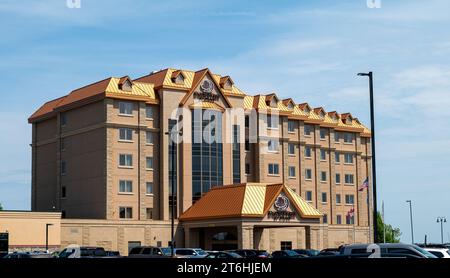 BEMIDJI, Minnesota – 3 giugno 2023: Un affollato Double Tree by Hilton Hotel in una giornata di sole con veicoli nel parcheggio. Foto Stock