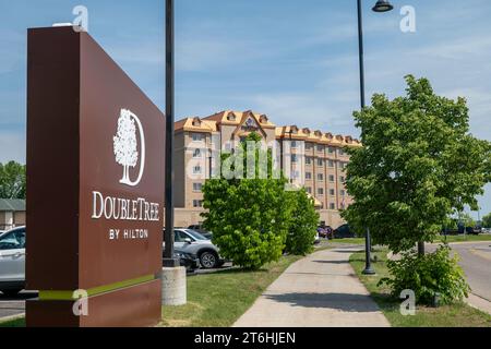 BEMIDJI, Minnesota - 3 giugno 2023: Insegna Double Tree by Hilton e vista marciapiede dell'edificio dell'hotel in una giornata di sole con i veicoli nel parcheggio. Foto Stock