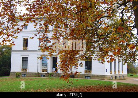 Herbst ad Amburgo: DAS Jenisch Haus im Jenischpark. *** Autunno ad Amburgo la Jenisch House a Jenischpark credito: Imago/Alamy Live News Foto Stock