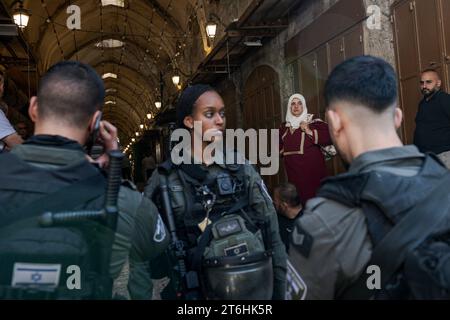 Gerusalemme, Israele. 10 novembre 2023. Le forze di polizia israeliane osservate intorno all'ingresso della moschea di al-asaq a Gerusalemme mentre svolgevano controlli di accesso. La polizia israeliana ha effettuato controlli di sicurezza per limitare l'accesso alla principale moschea al-Aqsa di Gerusalemme nella città vecchia. I controlli di sicurezza della polizia sulla comunità musulmana israeliana sono stati oggetto di polemiche negli ultimi anni. I critici sostengono che questi controlli sono una forma di discriminazione e oppressione, mentre i sostenitori affermano che sono necessari per garantire la sicurezza. Credito: SOPA Images Limited/Alamy Live News Foto Stock