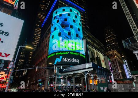 Il gigantesco schermo digitale della sede Nasdaq di Times Square a New York promuove i prodotti di calzature a marchio UGG mercoledì 8 novembre 2023.(© Richard B. Levine) Foto Stock