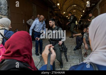 Gerusalemme, Israele. 10 novembre 2023. Un agente di polizia richiede l'identificazione dei giornalisti all'ingresso della moschea di al-Asaq, la polizia limita il lavoro dei giornalisti locali. La polizia israeliana ha effettuato controlli di sicurezza per limitare l'accesso alla principale moschea al-Aqsa di Gerusalemme nella città vecchia. I controlli di sicurezza della polizia sulla comunità musulmana israeliana sono stati oggetto di polemiche negli ultimi anni. I critici sostengono che questi controlli sono una forma di discriminazione e oppressione, mentre i sostenitori affermano che sono necessari per garantire la sicurezza. Credito: SOPA Images Limited/Alamy Live News Foto Stock