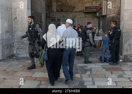 Gerusalemme, Israele. 10 novembre 2023. Poliziotti visti all'ingresso della porta di Damasco nella città vecchia di Gerusalemme. La polizia israeliana ha effettuato controlli di sicurezza per limitare l'accesso alla principale moschea al-Aqsa di Gerusalemme nella città vecchia. I controlli di sicurezza della polizia sulla comunità musulmana israeliana sono stati oggetto di polemiche negli ultimi anni. I critici sostengono che questi controlli sono una forma di discriminazione e oppressione, mentre i sostenitori affermano che sono necessari per garantire la sicurezza. Credito: SOPA Images Limited/Alamy Live News Foto Stock