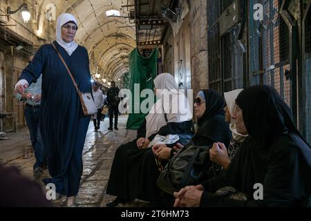 Un gruppo di donne aspetta all'ingresso della moschea di al-asaq perché la polizia israeliana ha negato loro l'ingresso. La polizia israeliana ha effettuato controlli di sicurezza per limitare l'accesso alla principale moschea al-Aqsa di Gerusalemme nella città vecchia. I controlli di sicurezza della polizia sulla comunità musulmana israeliana sono stati oggetto di polemiche negli ultimi anni. I critici sostengono che questi controlli sono una forma di discriminazione e oppressione, mentre i sostenitori affermano che sono necessari per garantire la sicurezza. (Foto di Israel Fuguemann / SOPA Images/Sipa USA) Foto Stock