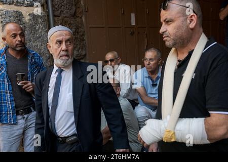 Un gruppo di uomini aspetta all'ingresso della moschea di al-Asaq mentre gli è stato negato l'accesso alla moschea. La polizia israeliana ha effettuato controlli di sicurezza per limitare l'accesso alla principale moschea al-Aqsa di Gerusalemme nella città vecchia. I controlli di sicurezza della polizia sulla comunità musulmana israeliana sono stati oggetto di polemiche negli ultimi anni. I critici sostengono che questi controlli sono una forma di discriminazione e oppressione, mentre i sostenitori affermano che sono necessari per garantire la sicurezza. (Foto di Israel Fuguemann / SOPA Images/Sipa USA) Foto Stock