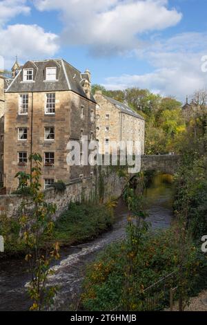 Edimburgo: Il ponte di Bells Brae, a campata singola dei primi del XVIII secolo, si trova su uno storico fiume che attraversa il Water of Leith nel Dean Village. Foto Stock