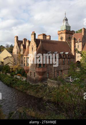 Well Court, commissionata nel 1886 da Sir John Findlay come abitazione sociale nel Dean Village, è un raro esempio di edificio artistico e artigianale a Edimburgo. Foto Stock