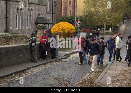 Edimburgo: I turisti scattano foto sul ponte Bells Brae sull'acqua di Leith nel Dean Village, un borgo fondato nel XII secolo. Foto Stock