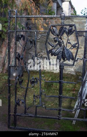 Edimburgo: La porta est esterna del Royal Botanic Garden realizzata dal fabbro Harry Lonie nel 1954. Foto Stock