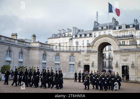 Parigi, Francia. 10 novembre 2023. La Guardia Repubblicana francese marcia all'Elysee Palace di Parigi, il 10 novembre 2023. Foto di Firas Abdullah/ABACAPRESS.COM credito: Abaca Press/Alamy Live News Foto Stock