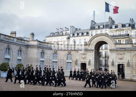 Parigi, Francia. 10 novembre 2023. La Guardia Repubblicana francese marcia all'Elysee Palace di Parigi, il 10 novembre 2023. Foto di Firas Abdullah/ABACAPRESS.COM credito: Abaca Press/Alamy Live News Foto Stock